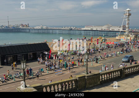 Brighton, Inghilterra - Agosto 24, 2019: scooter sul display lungo la passeggiata sul lungomare presso la spiaggia di Brighton in East Sussex, Inghilterra per 'Mod Weekend". Palace Foto Stock