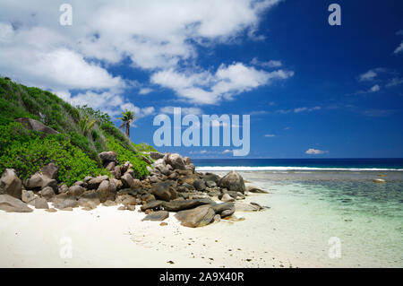 Offenburg, Takamaka Bäume und Granitfelsen an der Strand der Anse Forbans, Mahe, Seychellen Foto Stock