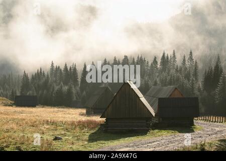 Rifugi lungo il sentiero nelle montagne Tatra su una mattinata nebbiosa. I Monti Tatra sono le vette più alte dei Carpazi sul polacco-slovacca. Foto Stock