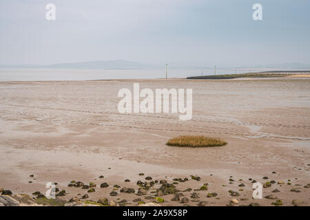 Bassa marea a Morecambe Bay, visto da Marina Rd in Morecambe, Lancashire, Inghilterra, Regno Unito Foto Stock