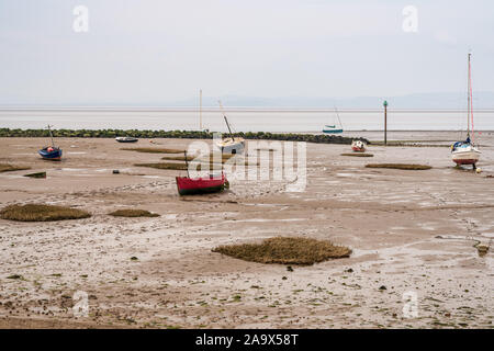 Barche in bassa marea, con Morecambe Bay in background, visto da Marina Rd in Morecambe, Lancashire, Inghilterra, Regno Unito Foto Stock