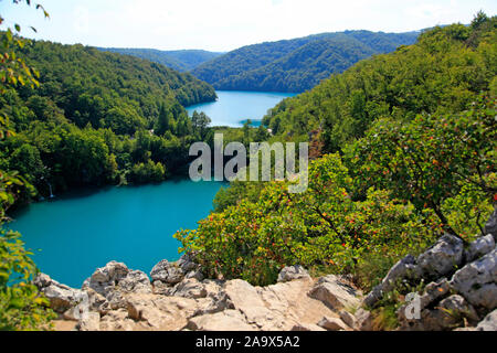 Blick auf die visto Milanovac und Jezero Kozjak im Nationalpark Plitvicer visto / Nacionalni park Plitvička jezera oder Plitvice, Kroatien Foto Stock