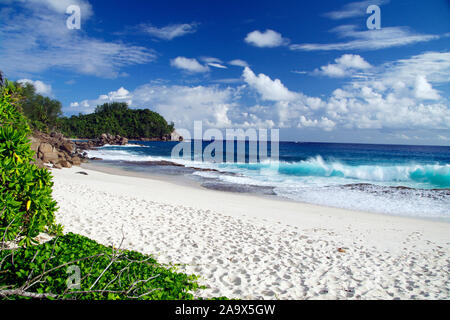 Starke Brandung an der Riffkante an der Anse Bazarca auf Mahe, Seychellen Foto Stock