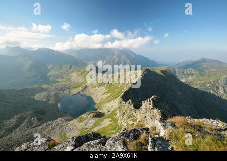 Picchi più alti nelle montagne Tatra. I Monti Tatra sono le vette più alte dei Carpazi sulla frontiera polacco-slovacca. Foto Stock