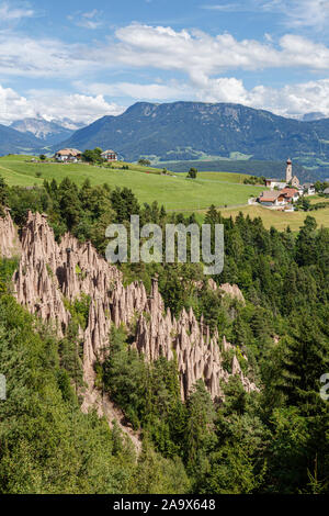 Vista in direzione di Mittelberg dalle Piramidi di terra, Renon, Italia Foto Stock