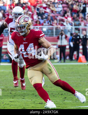 Santa Clara, California, USA. 17 Nov, 2019. San Francisco fullback Kyle Juszczyk (44) corre con il calcio durante la NFL partita di calcio tra la Arizona Cardinals e San Francisco 49ers 36-26 vincere a Levi Stadium di Santa Clara in California Thurman James/CSM Credito: Cal Sport Media/Alamy Live News Foto Stock