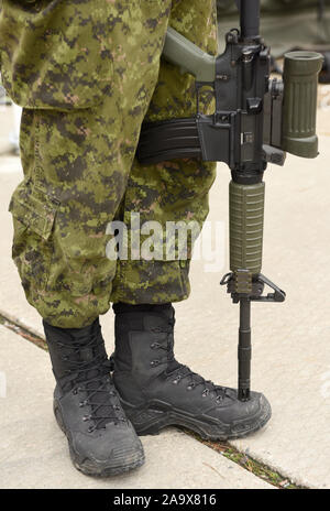 Soldato con arma. L'armistizio. Forze armate, truppe dell esercito. Concetto militare. Foto Stock