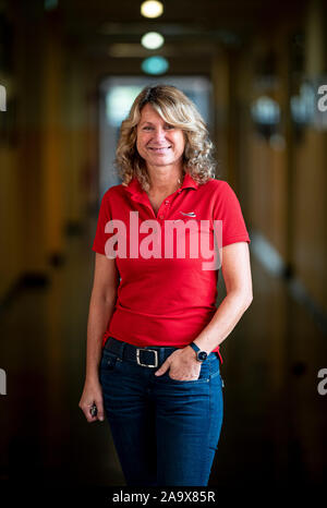 Potsdam, Germania. 30 ott 2019. Iris Gerloff, testa del Sport-Eliteschule Potsdam, è in piedi in un corridoio nell edificio scolastico. La Sportschule Potsdam è uno dei 43 elite scuole sportive in Germania. (A 'Elite scuole di sport - una vita tra la vittoria e la sconfitta") Credito: Fabian Sommer/dpa/ZB/dpa/Alamy Live News Foto Stock