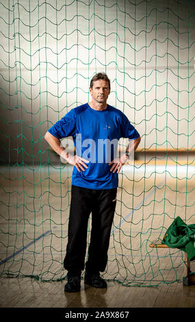 Potsdam, Germania. 30 ott 2019. Steffen Kreische, sport coordinatore del Sport-Eliteschule Potsdam, sorge in una palestra alla scuola. La Sportschule Potsdam è uno dei 43 elite scuole sportive in Germania. (A 'Elite scuole di sport - una vita tra la vittoria e la sconfitta") Credito: Fabian Sommer/dpa/ZB/dpa/Alamy Live News Foto Stock