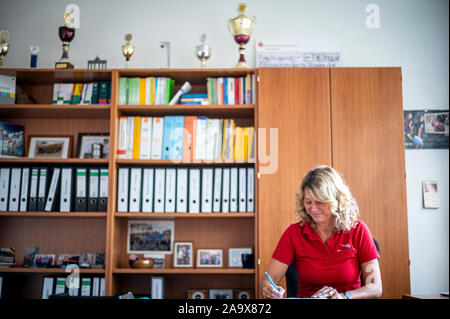 Potsdam, Germania. 30 ott 2019. Iris Gerloff, testa del Sport-Eliteschule Potsdam, siede nel suo ufficio. La Sportschule Potsdam è uno dei 43 elite scuole sportive in Germania. (A 'Elite scuole di sport - una vita tra la vittoria e la sconfitta") Credito: Fabian Sommer/dpa/ZB/dpa/Alamy Live News Foto Stock