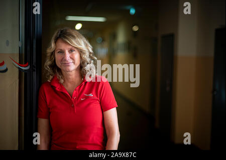 Potsdam, Germania. 30 ott 2019. Iris Gerloff, testa del Sport-Eliteschule Potsdam, è in piedi in un corridoio nell edificio scolastico. La Sportschule Potsdam è uno dei 43 elite scuole sportive in Germania. (A 'Elite scuole di sport - una vita tra la vittoria e la sconfitta") Credito: Fabian Sommer/dpa/ZB/dpa/Alamy Live News Foto Stock