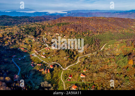 Vista aerea della foresta di autunno . Un paesaggio fantastico , alberi con rosso e arancio foglie in giorno, Parco Nazionale Livaditis Xanthi, Grecia Foto Stock