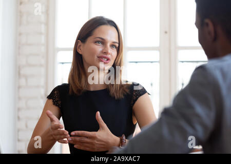 Felice piacevole giovane femmina di advisor finanziario avvocato spiegando i dettagli del contratto. Foto Stock