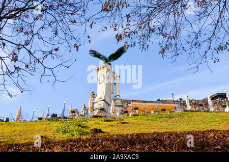 Budapest, Ungheria - Novembre 6, 2019: Statua del Turul uccello sul castello reale. Uccello mitologico delle prede prevalentemente raffigurato come un falco o falcon in ungherese tradizioni. Il simbolo nazionale degli ungheresi. Foto Stock