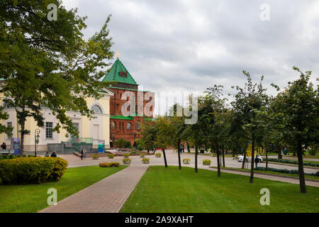 NIZHNY Novgorod, Russia - 28 settembre 2019: antiche pareti in mattoni e torri di Nizhny Novgorod Cremlino su un autunno Rainy day Foto Stock