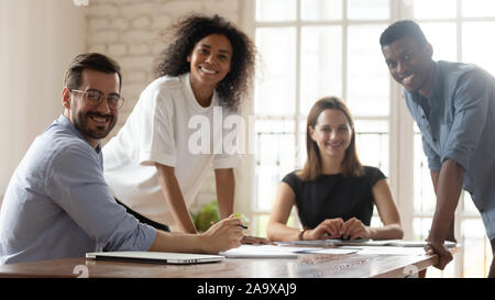 Ritratto di giovane felice razza mista gruppo di professionisti. Foto Stock