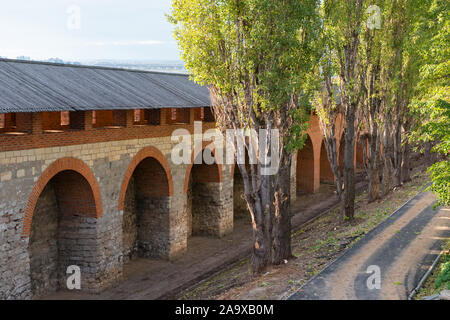 NIZHNY Novgorod, Russia - 28 settembre 2019: antiche pareti in mattoni e torri di Nizhny Novgorod Cremlino su un autunno Rainy day Foto Stock