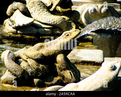 Vista da vicino Fontana di pietra a forma di rana Foto Stock