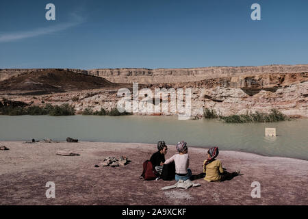 Mitspe Ramon, Israele. 17 Novembre, 2019. Un abbandonato caolinite cava nel cratere Ramon stagionalmente inondazioni con acqua la creazione di piscine uniche in mezzo a Israele nel deserto del Negev. Credito: Nir Alon/Alamy Live News. Foto Stock