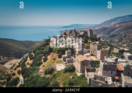 Vista aerea l'Vathia il suggestivo villaggio tradizionale di mani con la caratteristica torre ospita. La Laconia Peloponneso Foto Stock