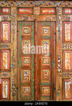 Ecorazione dipinte su pannelli e porte, dei primi anni del XVIII cen. Tsiatsiara mansion, costruita in stile ottomano, che apparteneva alla pelliccia Tsiatsiapas tr Foto Stock