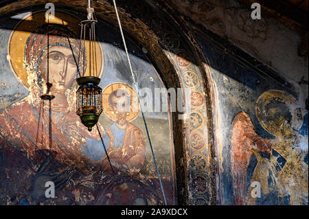 Xvii cen, pittura murale della Vergine e il bambino sul lato esterno della chiesa Post-Byzantine del Theotokou 'Τσιατσιαπά','Assunzione della VIR Foto Stock