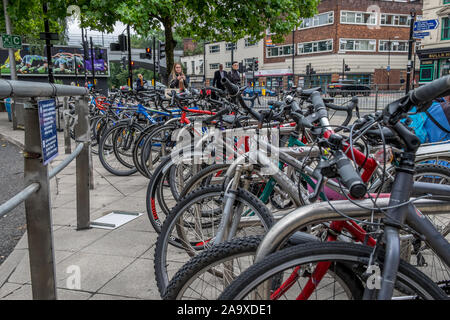 Numerosi bike allineate su un portabiciclette in centro città. Foto Stock