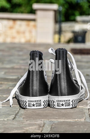 Chartres, Francia - Spetember 2, 2019: immagine posteriore di una coppia di tutte le Star Converse sneakers in una strada acciottolata. Foto Stock