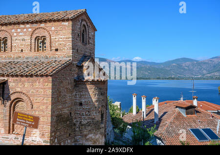 Il dodicesimo cen. La chiesa bizantina di Agii Anargiri in Kastoria, con il lago Orestiada in background, Macedonia, Grecia settentrionale Foto Stock