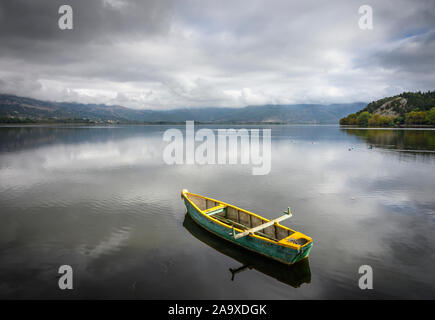 Barca da pesca sul lato nord del lago Orestiada Castorià Macedonia, Grecia settentrionale. Foto Stock