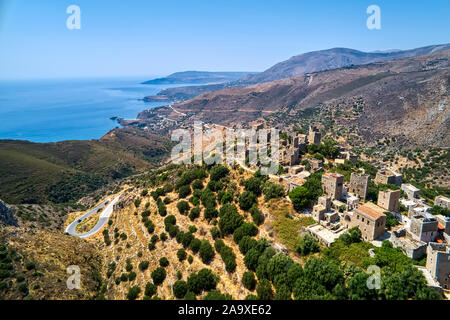 Vista aerea l'Vathia il suggestivo villaggio tradizionale di mani con la caratteristica torre ospita. La Laconia Peloponneso Foto Stock