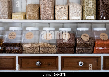Close up di ripiani con una selezione di pasta, legumi e cereali in vasetti di vetro. Foto Stock
