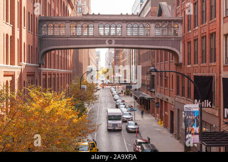 Ponte sopraelevato o ponticello del cielo fotografata dalla linea alta, Chelsea Mercato, Chelsea, Manhattan, New York City, Stati Uniti d'America. Foto Stock