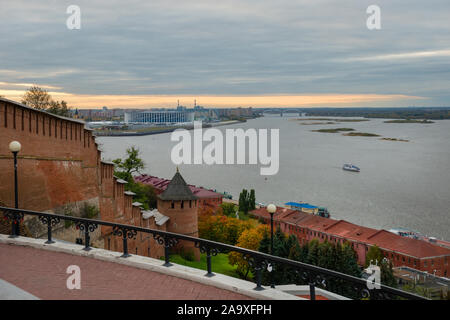 NIZHNY Novgorod, Russia - 28 settembre 2019: vista sul Nizhne-Volzhskaya Embankment e il Chkalov scale dall'Nizhny Novgorod Cremlino Foto Stock