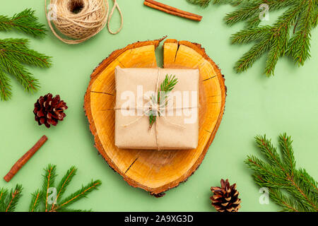 Natale decorazione organico per il fatto a mano su sfondo verde. Natale rifiuti zero. Foto Stock