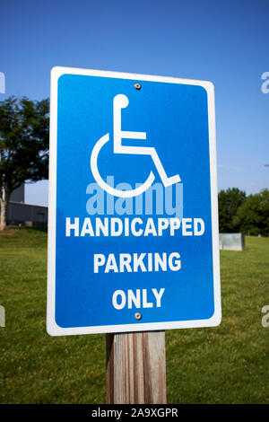 Parcheggio per disabili solo segno sedia a rotelle blu segnaletica utente usa Foto Stock