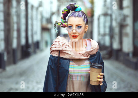 Cool Parigamba funky giovane donna con crazy avant garde guardare camminare sulle strade della città Foto Stock