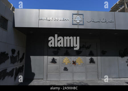 *** Strettamente NESSUNA VENDITA A MEDIA FRANCESI O EDITORI.Novembre 17, 2019 - Beirut, Libano: facciata di un edificio che ospita il Libano banca nazionale, Banque du Liban, pochi giorni dopo una manifestazione di protesta. Il Libano si trova di fronte a difficoltà finanziarie dopo un mese di protesta. Un sacco di persone e aziende sono particolarmente preoccupati perché non possono ritirare dollari USA da parte di banche o bancomat, spingendo il valore della moneta americana sul mercato nero. Illustrazione des difficoltà finanziarie du Liban apres onu mois de manifestazioni de masse. La valeur de la livre libanaise un diminue sur le marche noir s Foto Stock