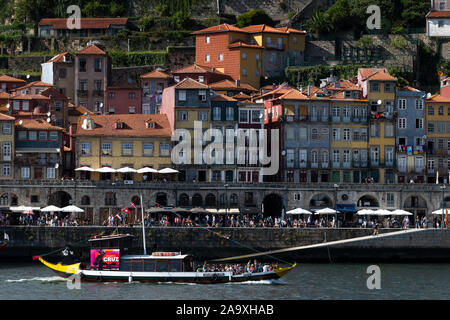 Porto, Portogallo - 26 Luglio 2019: vista panoramica della città di Porto, con tradizionali rabelo imbarcazioni presso il fiume Douro e il quartiere Ribeira, in Foto Stock