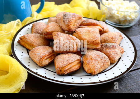 Gustoso formaggio i cookie su una piastra. Piede d'oca cookie. Torte fatte in casa per la prima colazione. Foto Stock