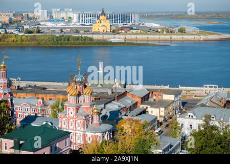 NIZHNY Novgorod, Russia - 29 settembre 2019: barca a vela sul fiume Oka insieme che scorre nel fiume Volga Foto Stock