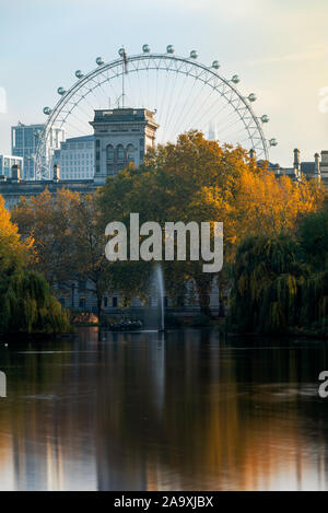 Autunno cityscape su Londra da St. James Park Foto Stock