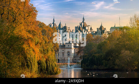 Paesaggio urbano autunnale su Londra dal St. James Park con il Museo della Cavalleria domestica Foto Stock