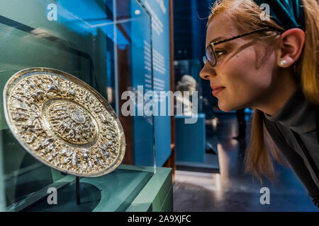 Londra, Regno Unito. Xviii Nov, 2019. Battaglia e gloria, piastra 1500-1521 - BP exhibition Troy: mito e realtà presso il British Museum. Si tratta della prima grande esposizione Troy NEL REGNO UNITO. Lo rivela il retaggio durevole di storie della guerra di Troia, prima raccontata dai primi poeti come Omero e Virgilio. Le bacheche espositive scoperte fatte da Heinrich Schliemann in Turchia negli anni settanta e include oltre 300 sculture di marmo, reperti archeologici dal sito reale di Troia e bellissimi dipinti. Si apre il 21 novembre 2019. Credito: Guy Bell/Alamy Live News Foto Stock