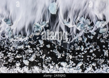 Vista aerea del ghiaccio e floes iceberg sulla spiaggia di diamante durante il tramonto. L'inizio della primavera in Islanda Foto Stock