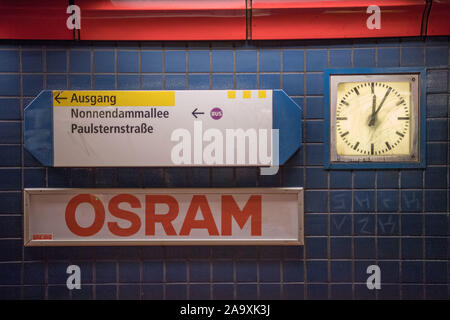 Berlino, Germania. Xviii Nov, 2019. Al Paulsternstraße stazione della metropolitana, dove il sentiero conduce alla Osram impianto, un orologio punti a "cinque ultimi dodici". Secondo l'Unione, Osram piani di taglio circa 800 posti di lavoro in Germania. Credito: Jörg Carstensen/dpa/Alamy Live News Foto Stock