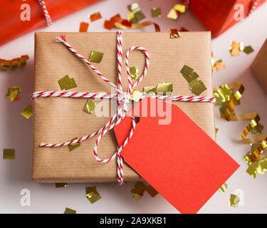 Vista superiore del regalo di Natale scatola e tag con copia spazio per il testo Foto Stock