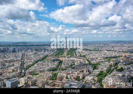 Antenna vista panoramica di Parigi con la torre Eiffel, la Francia e l'Europa city concetto di viaggio Foto Stock