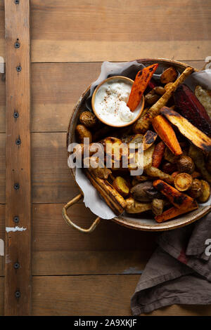 Verdure al forno di patate e carote in padella Foto Stock