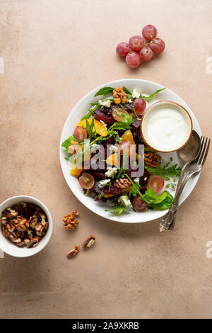 Barbabietola cotta radici con insalata di arance e di formaggio, heathy cibo Foto Stock